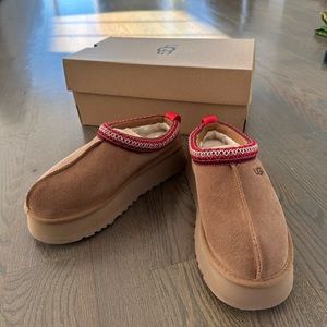 NEW! UGG Tazz Suede Platform Slipper Clogs. Size 6.